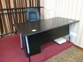 專業(yè)辦公家具解決方案 批發(fā)定制老板桌、會議折疊培訓桌、辦公電腦桌與學校桌